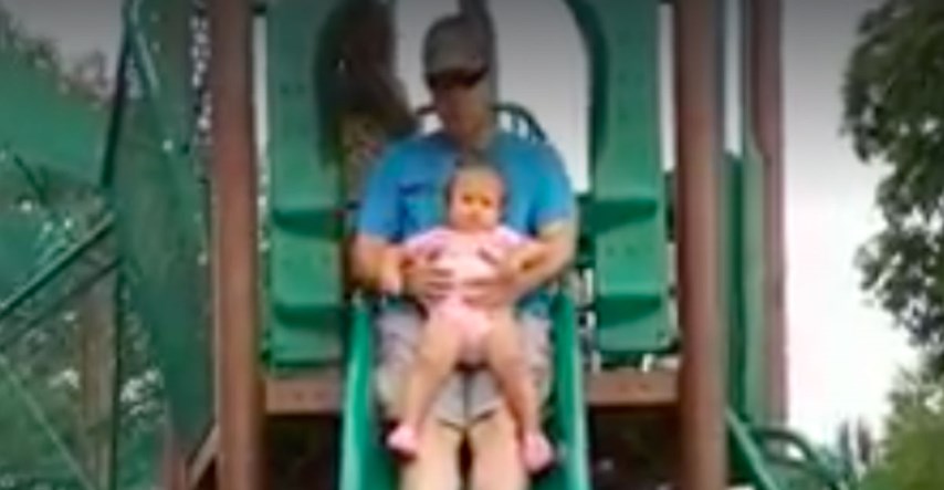 Šokantna snimka pokazuje trenutak u kojem dijete lomi nogu spuštajući se niz tobogan s tatom